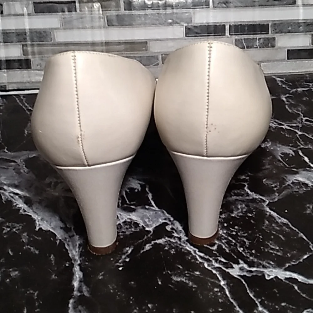 Life Strides cream color pumps heels 👠 8.5
